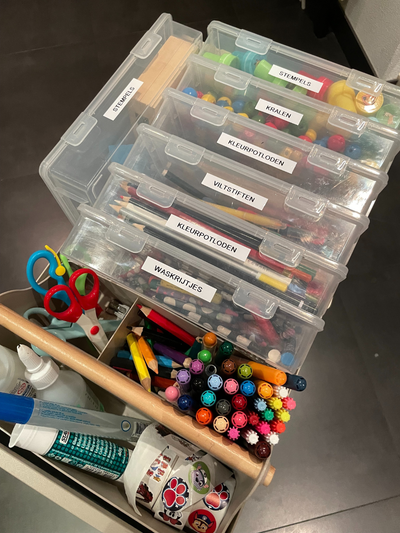 Schoolspullen opbergen: 5 plekken die het verschil maken A5 opbergbox van Sisty Organizing voor stickers en klein knutselmateriaal